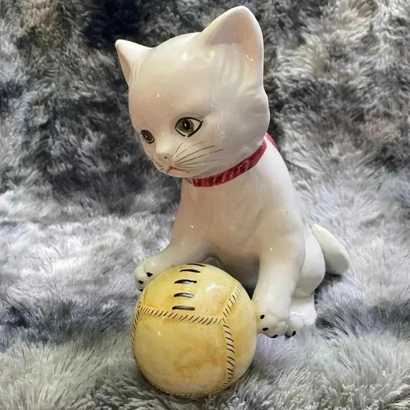 Italian Pottery Kitty Cat Figurine
Playing With Ball Vintage - Picture 13 of 16